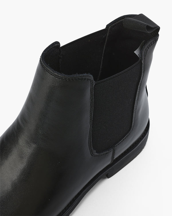 CHELSEA BOOTS